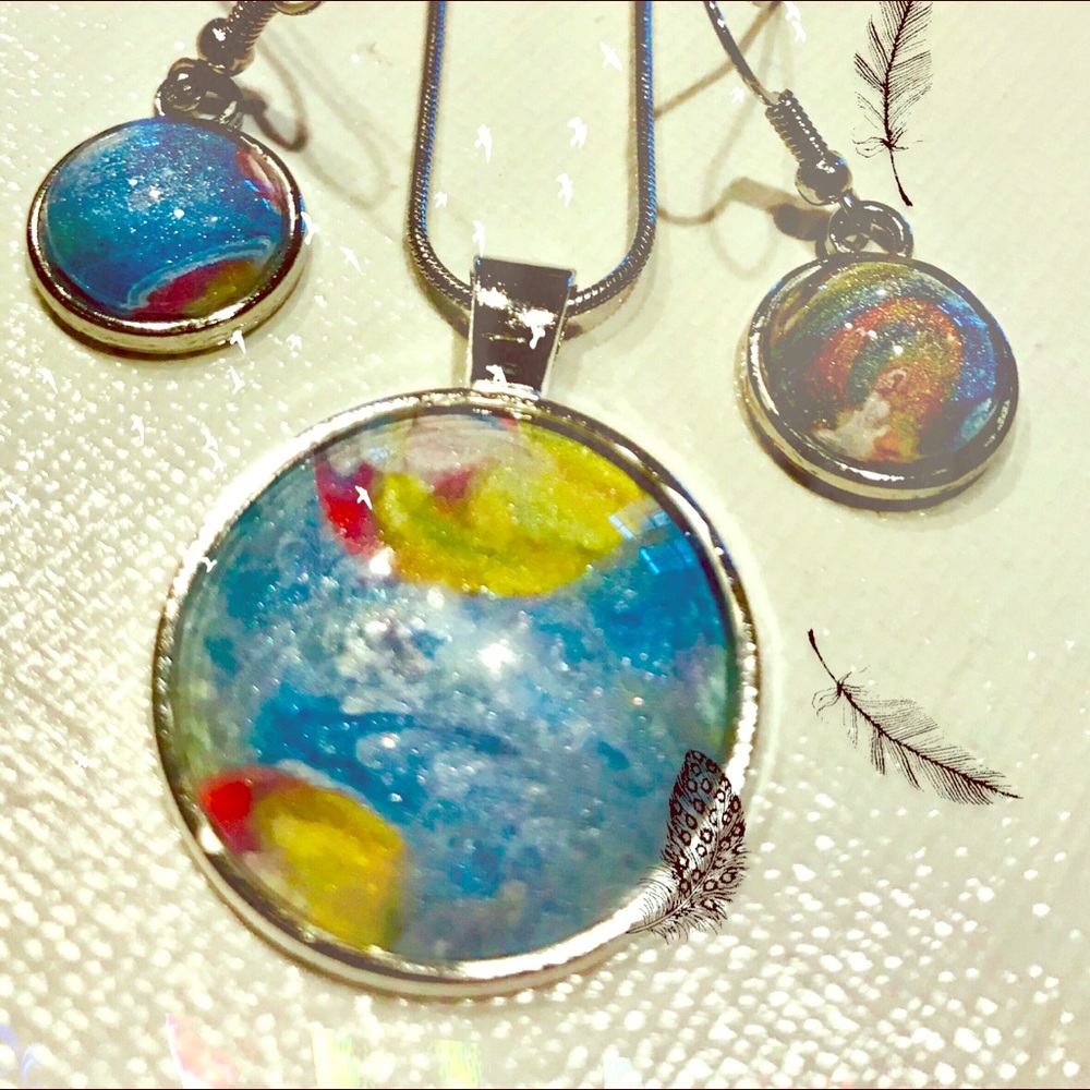 ONE OF A KIND pendant with wire earrings.